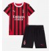 Camisa de Futebol AC Milan Christian Pulisic #11 Equipamento Principal Infantil 2024-25 Manga Curta (+ Calças curtas)